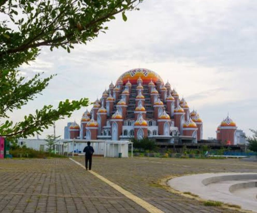 Deskripsi Masjid 99 Kubah Makassar Fakta Unik Dan Siapa Yang Membangunnya 