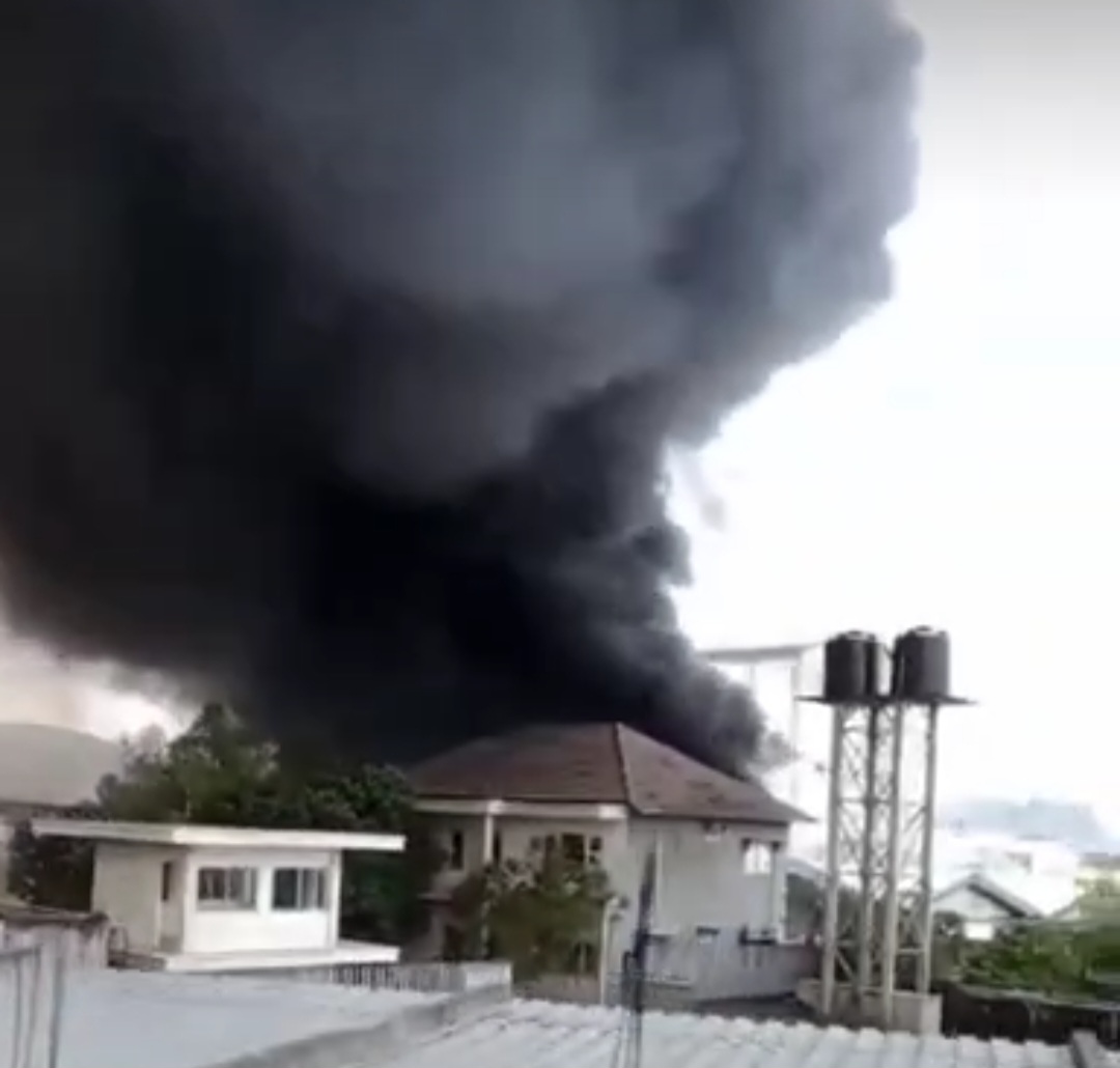 NEWS SORE: Pabrik Petropack di Semarang Terbakar Asap Hitam dan Terjadi Ledakan